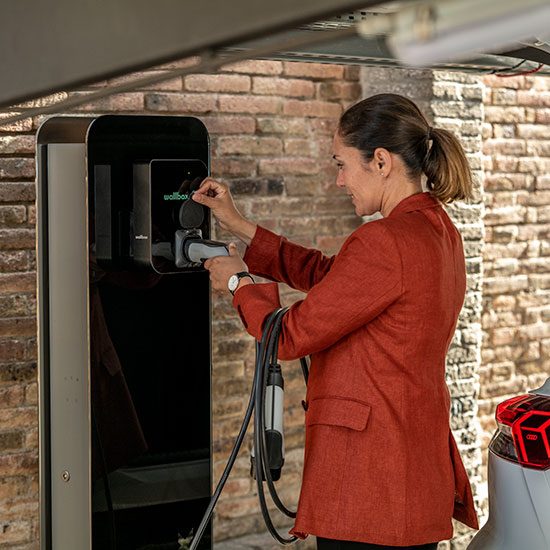 Une borne de recharge installée dans votre entreprise à Marseille par un électricien certifié.