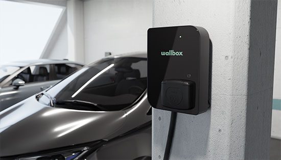 Une borne de recharge installée dans son entreprise par un électricien certifié.